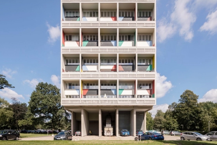 Жилой комплекс в Берлине. Многоэтажное социальное жилье, спроектированное Ле Корбюзье и наиболее точно приближенное к его идеалам — но не на 100%, архитектор мечтал о «городе в городе»