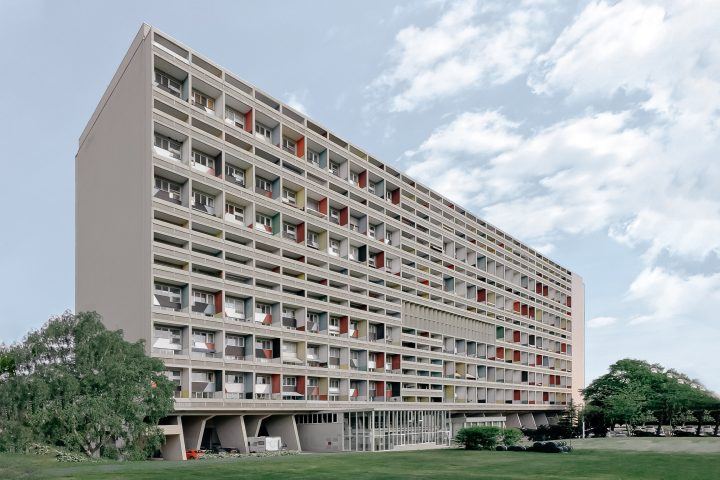 Жилой комплекс в Берлине. Многоэтажное социальное жилье, спроектированное Ле Корбюзье и наиболее точно приближенное к его идеалам — но не на 100%, архитектор мечтал о «городе в городе»