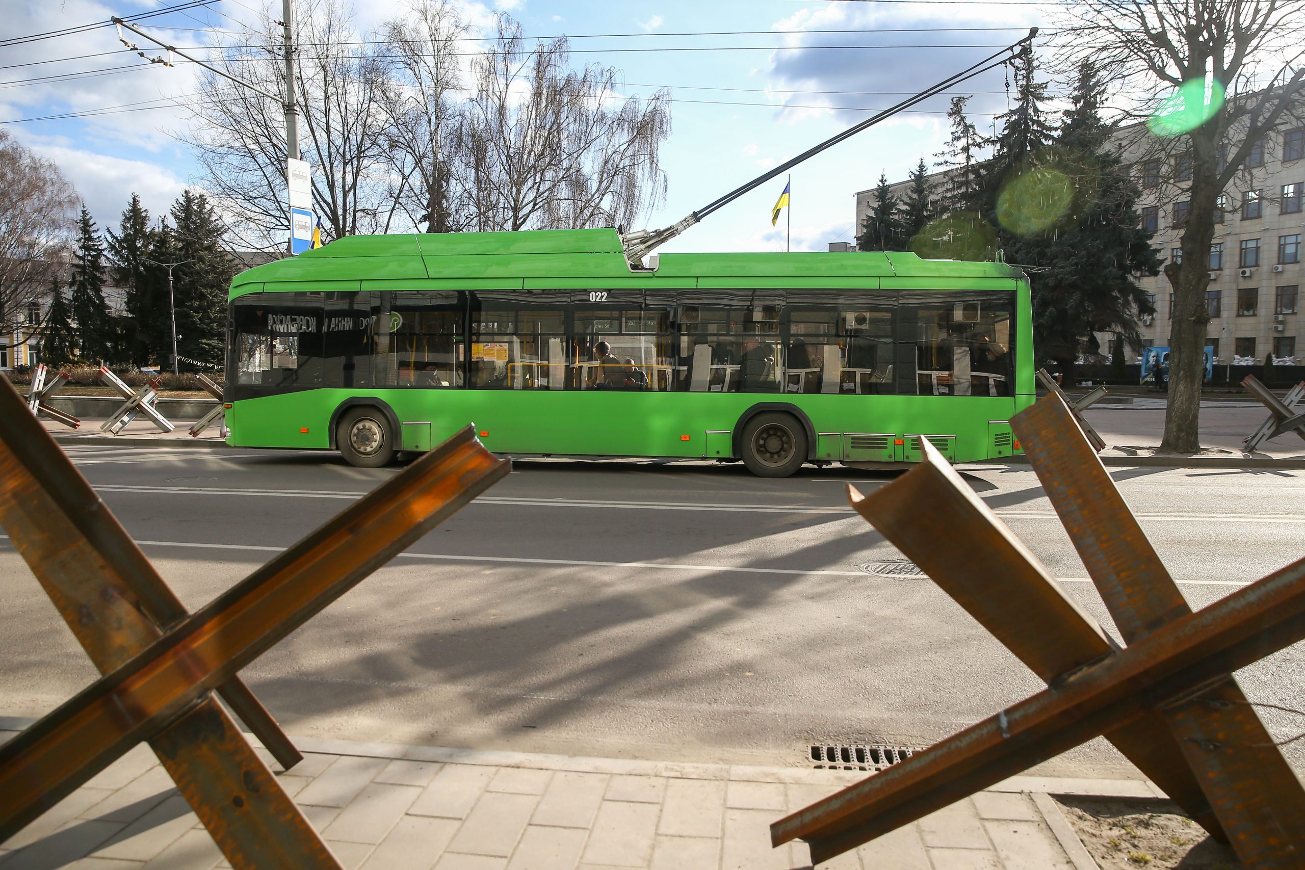 Противотанковые ежи на улицах Житомира / Фото: УНИАН