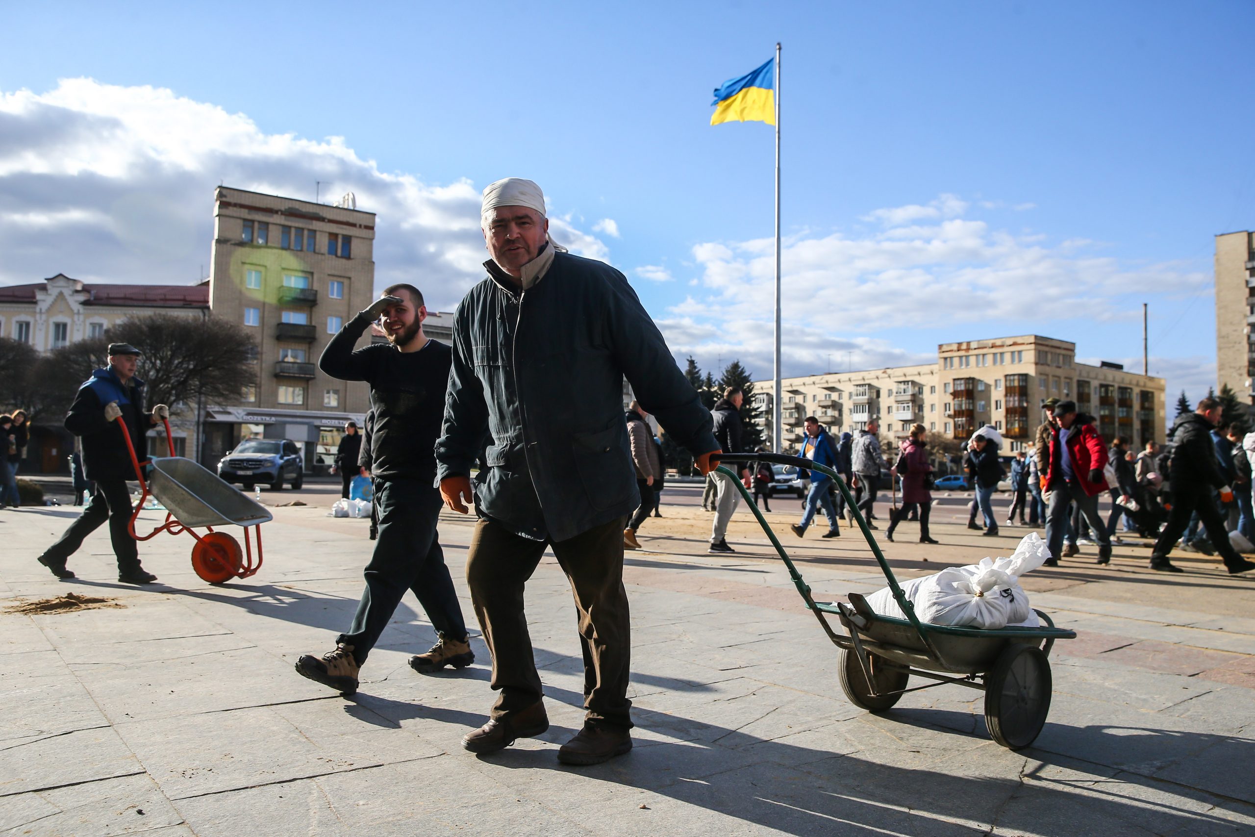Люди строят баррикады на улицах Житомира / Фото: УНИАН