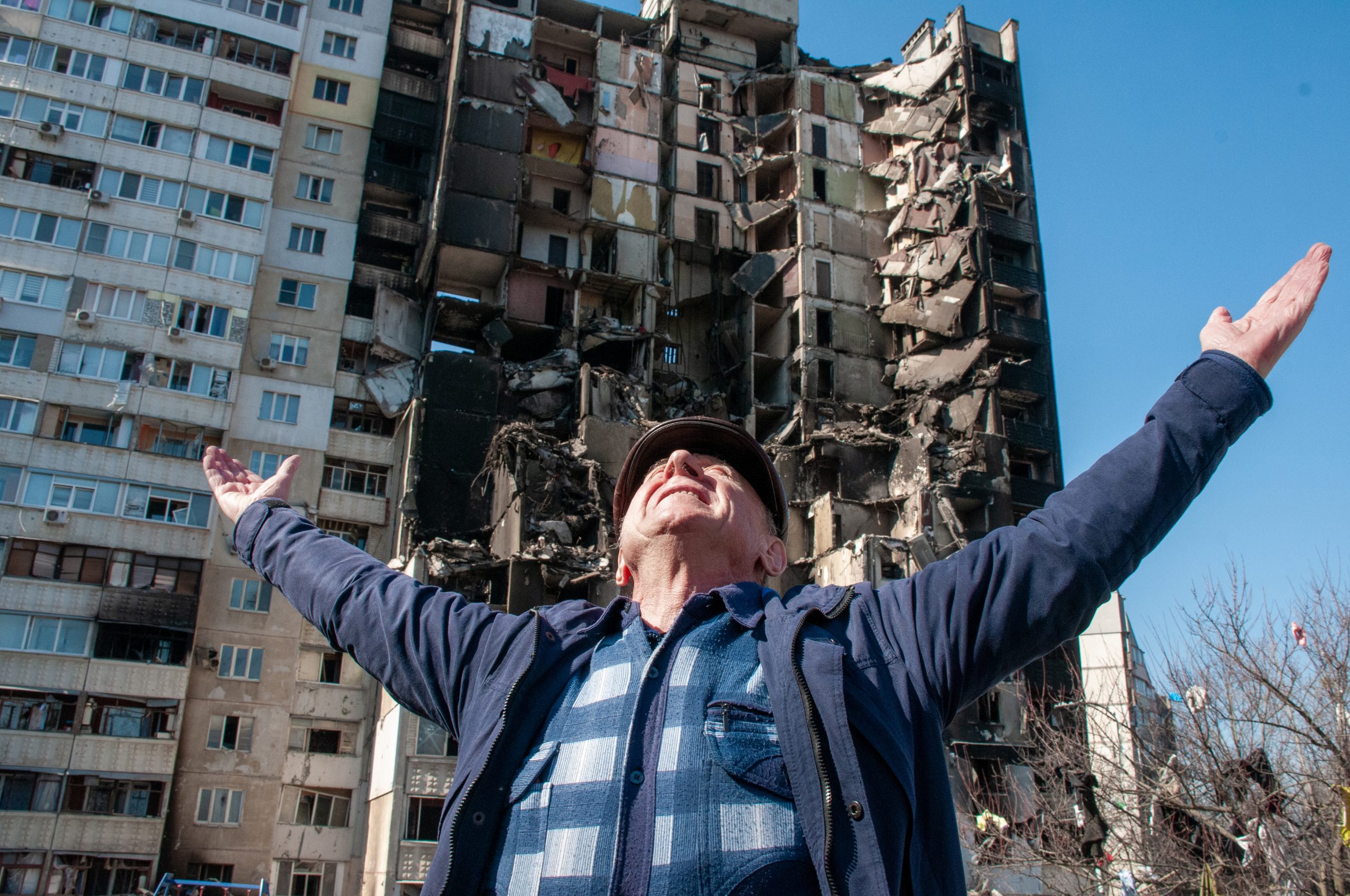 Мужчина возле разрушенного от попадания ракеты дома в Харькове / Фото: УНИАН