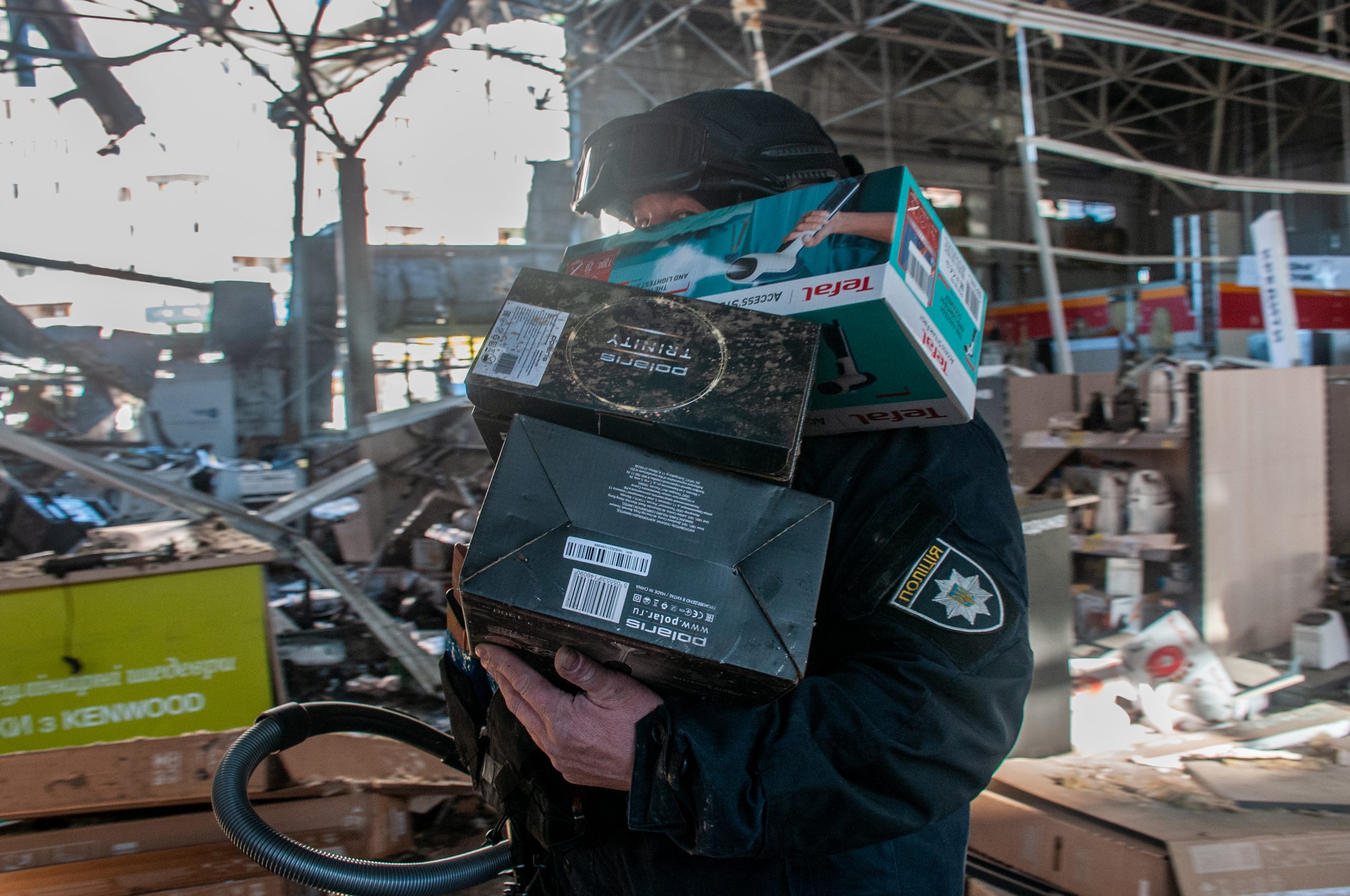 После обстрела магазина товары переносят в безопасное место / Фото УНИАН