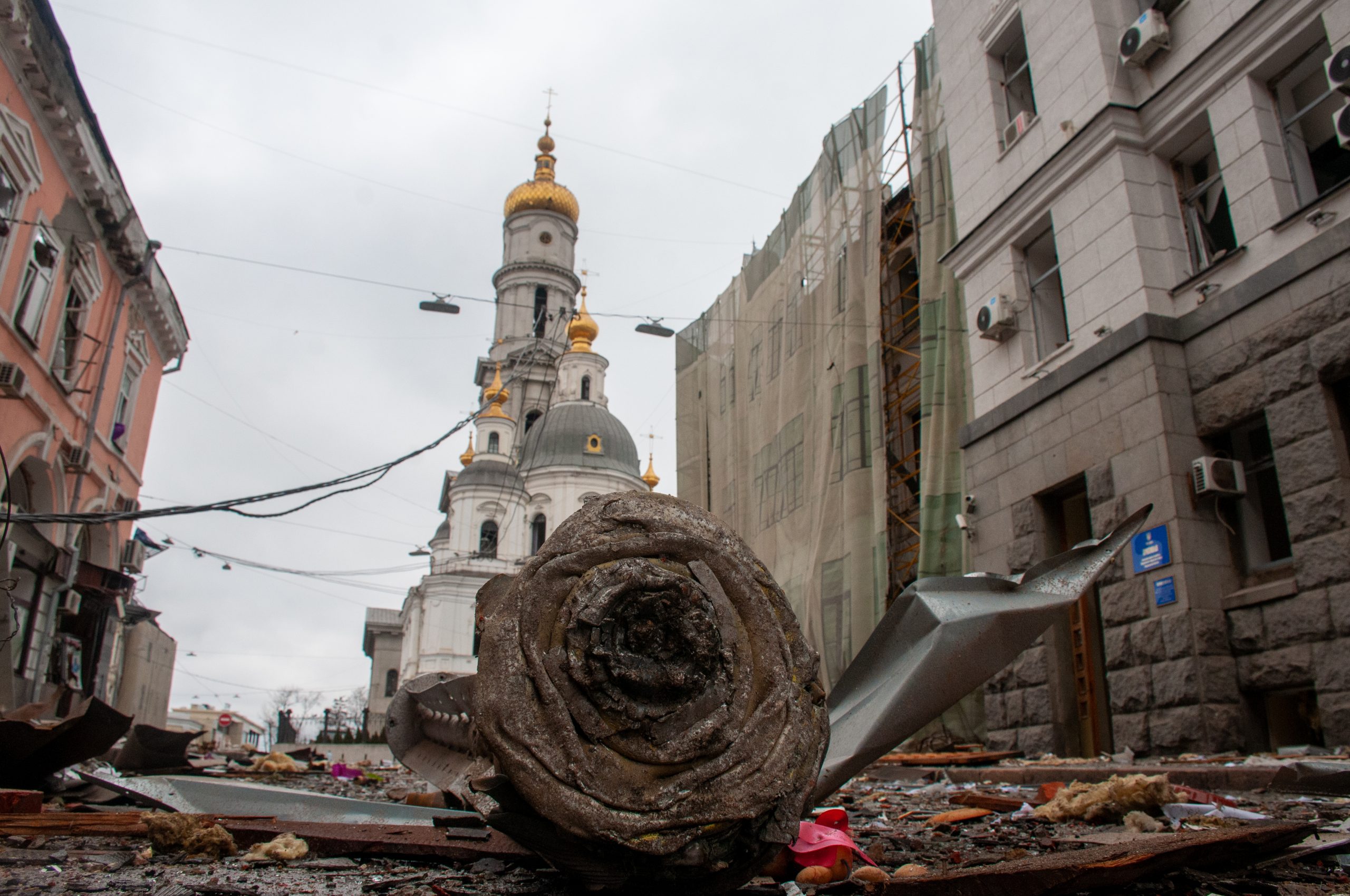 Обломки кассетной бомбы после обстрела на улице в Харькове / Фото: УНИАН